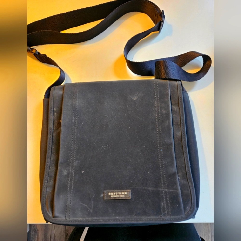 Kenneth Cole Reaction Crossbody purse